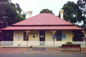Dredges Cottage - Accommodation Gladstone 0