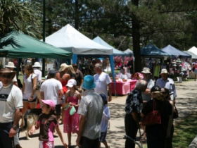Burleigh Art And Craft Markets - Accommodation Gladstone 3