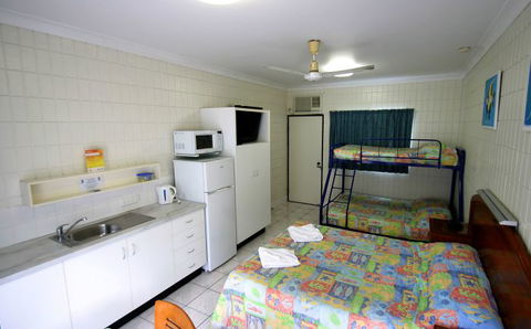 Tropical Palms Inn - Accommodation Gladstone 2
