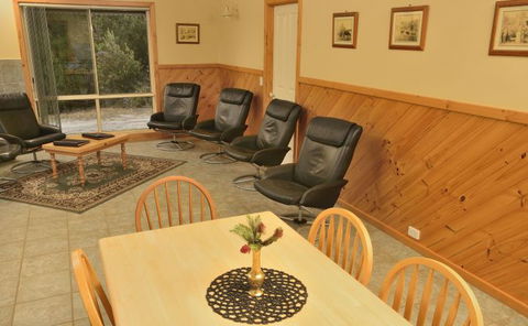 Riverside Retreat - Accommodation Gladstone 1