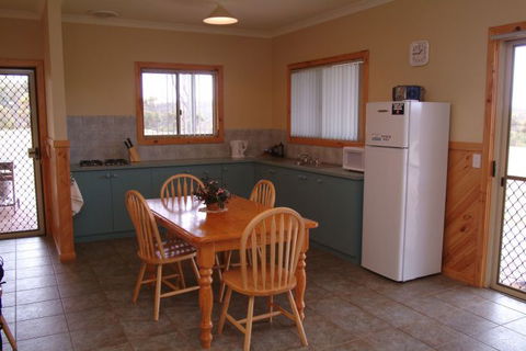 Riverside Retreat - Accommodation Gladstone 2