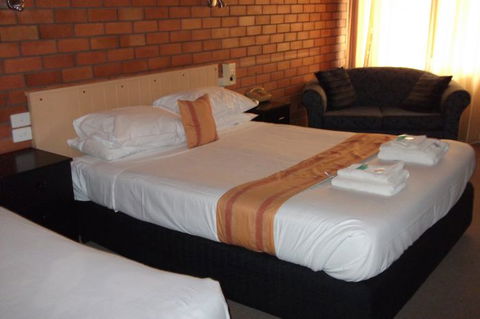 Hilldrop Motor Inn - Accommodation Gladstone 0