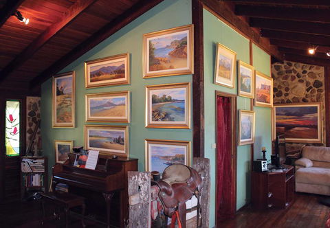 Rossiters’ Paintings - Accommodation Gladstone 2