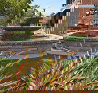 Bauer and Wiles Memorial Fountain - Accommodation Gladstone