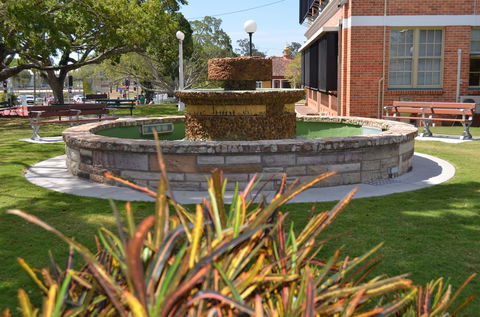 Bauer And Wiles Memorial Fountain - Accommodation Gladstone 0
