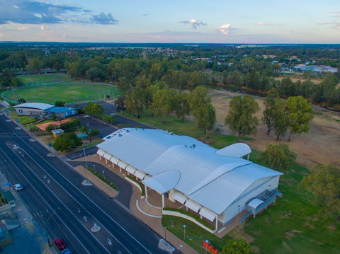 Crossing Theatre - Accommodation Gladstone 0