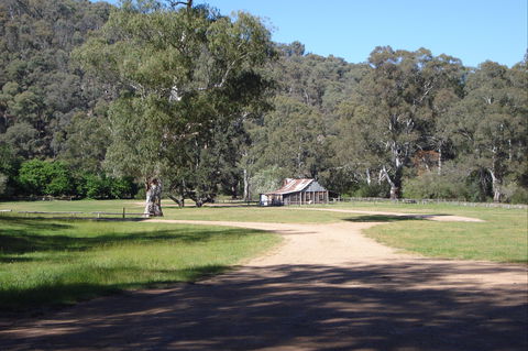 Fry's Hut - Accommodation Gladstone 1