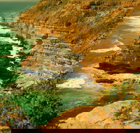 Island Rock and Natural Bridge - Accommodation Gladstone