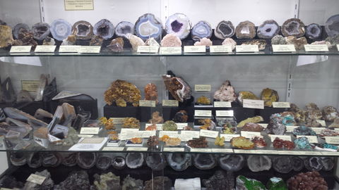 The Ted Elliott Mineral Collection - Accommodation Gladstone 2