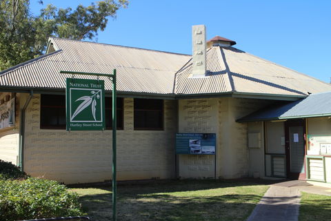 Hartley Street School - Accommodation Gladstone 0