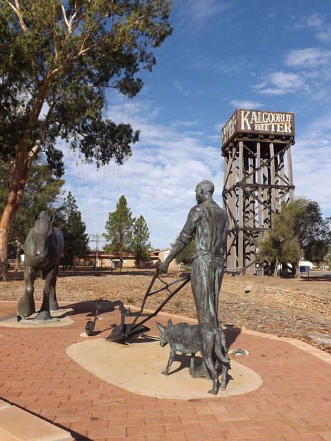 Merredin Railway Water Tower - Accommodation Gladstone 0