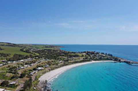 Penneshaw Beach - Accommodation Gladstone 0