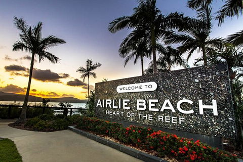 Shared Arrival Transfer: Proserpine Airport To Airlie Beach & Surrounds - Accommodation Gladstone 2