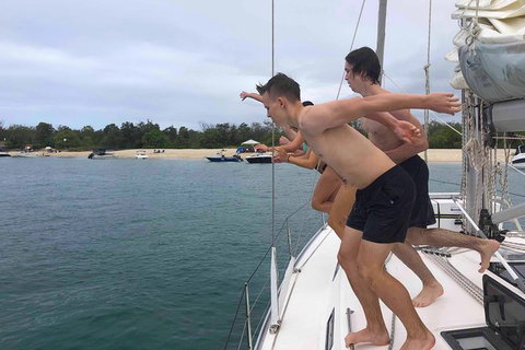 Sailing Curlew Escape On Moreton Bay - Accommodation Gladstone 11