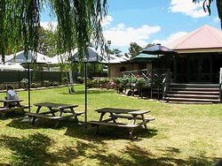 Oakbank Hotel - Accommodation Gladstone 3