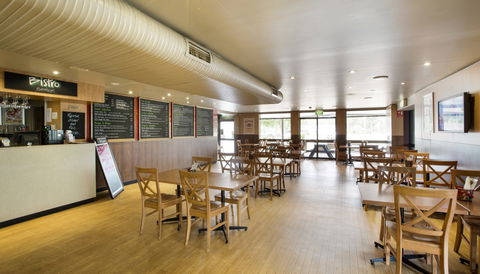 Castle Hill Tavern - Accommodation Gladstone 2