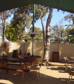 Hale Road Tavern - Accommodation Gladstone 2