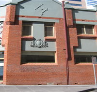 Elm's Family Hotel - Accommodation Gladstone