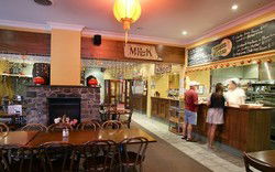 Albion Park Hotel - Accommodation Gladstone 2