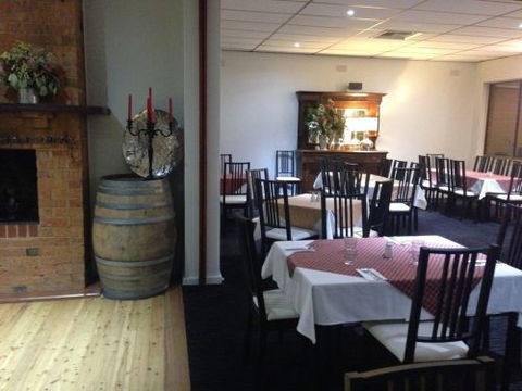 Moyhu Hotel - Accommodation Gladstone 2