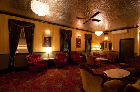Back Bar Cocktail Lounge & Function Venue - Accommodation Gladstone 3