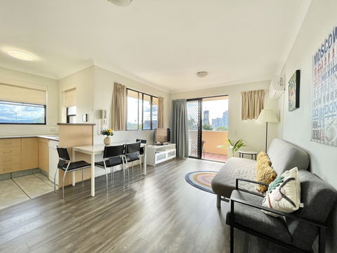 Mermaid Beach Park View Resort - Accommodation Gladstone 4