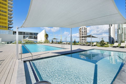 ULTIQA Air On Broadbeach - Accommodation Gladstone 3