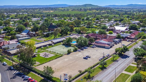 Alzburg Resort - Accommodation Gladstone 2