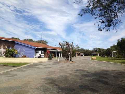 Emu Beach Chalets - Accommodation Gladstone 0