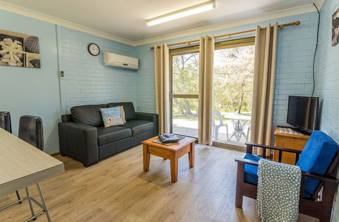 Emu Beach Chalets - Accommodation Gladstone 3