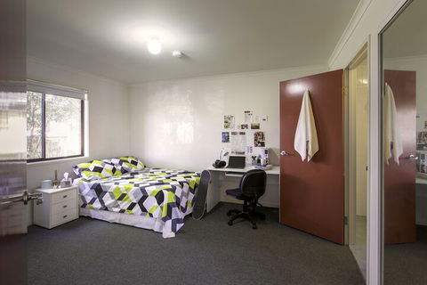 Macquarie University Village - Accommodation Gladstone 3