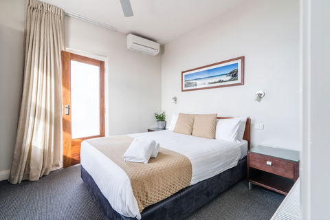 The Huskisson - Accommodation Gladstone 2