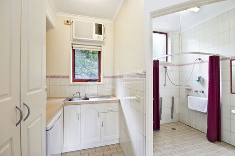 Lorne Coachman Inn - Accommodation Gladstone 3