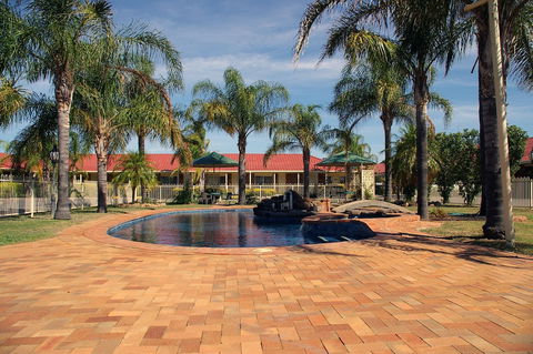 Pines Country Club Motor Inn - Accommodation Gladstone 2