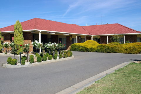 Pines Country Club Motor Inn - Accommodation Gladstone 3