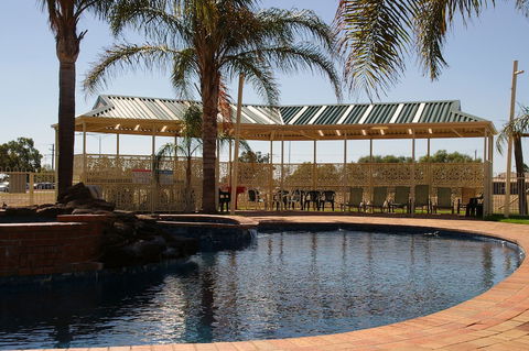 Pines Country Club Motor Inn - Accommodation Gladstone 1