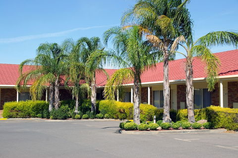 Pines Country Club Motor Inn - Accommodation Gladstone 0
