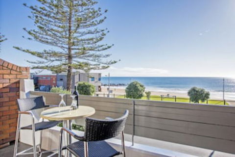 Beachfront Voyager Motor Inn - Accommodation Gladstone 0