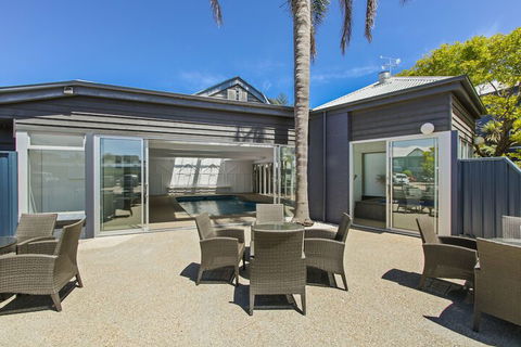 Bellevue On The Lakes - Accommodation Gladstone 4