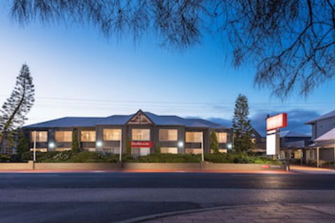 Bellevue On The Lakes - Accommodation Gladstone 0