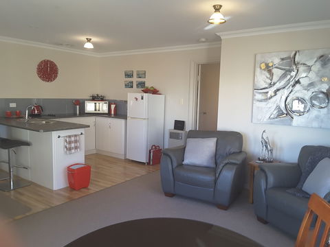 On The Terrace - Accommodation Gladstone 6