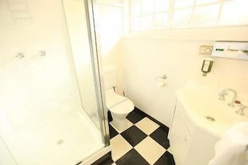 Fox And Hounds Inn - Accommodation Gladstone 5