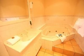 Fox And Hounds Inn - Accommodation Gladstone 6