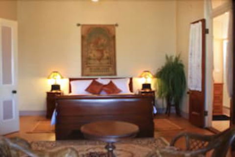 Classique Bed & Breakfast - Accommodation Gladstone 0