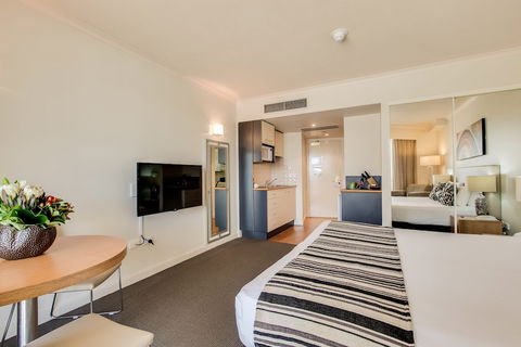 Central Cosmo Apartments - Accommodation Gladstone 4