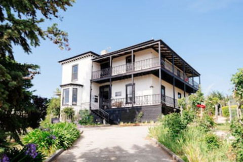 The Dragonfly Inn - Accommodation Gladstone 0
