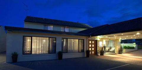 Country Plaza Queanbeyan - Accommodation Gladstone 0