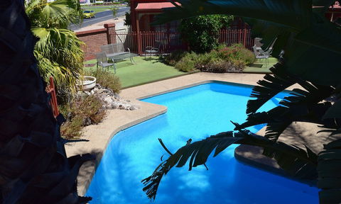 Early Australian Motor Inn - Accommodation Gladstone 2