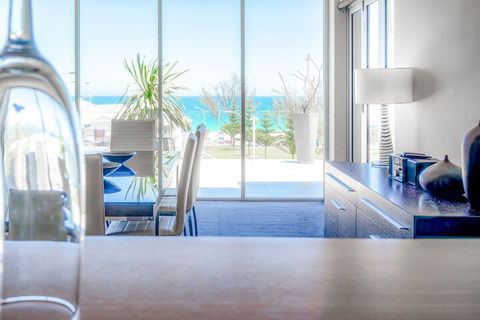 Mullaloo Beach Hotel & Apartments - Accommodation Gladstone 4