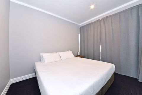 Mullaloo Beach Hotel & Apartments - Accommodation Gladstone 2